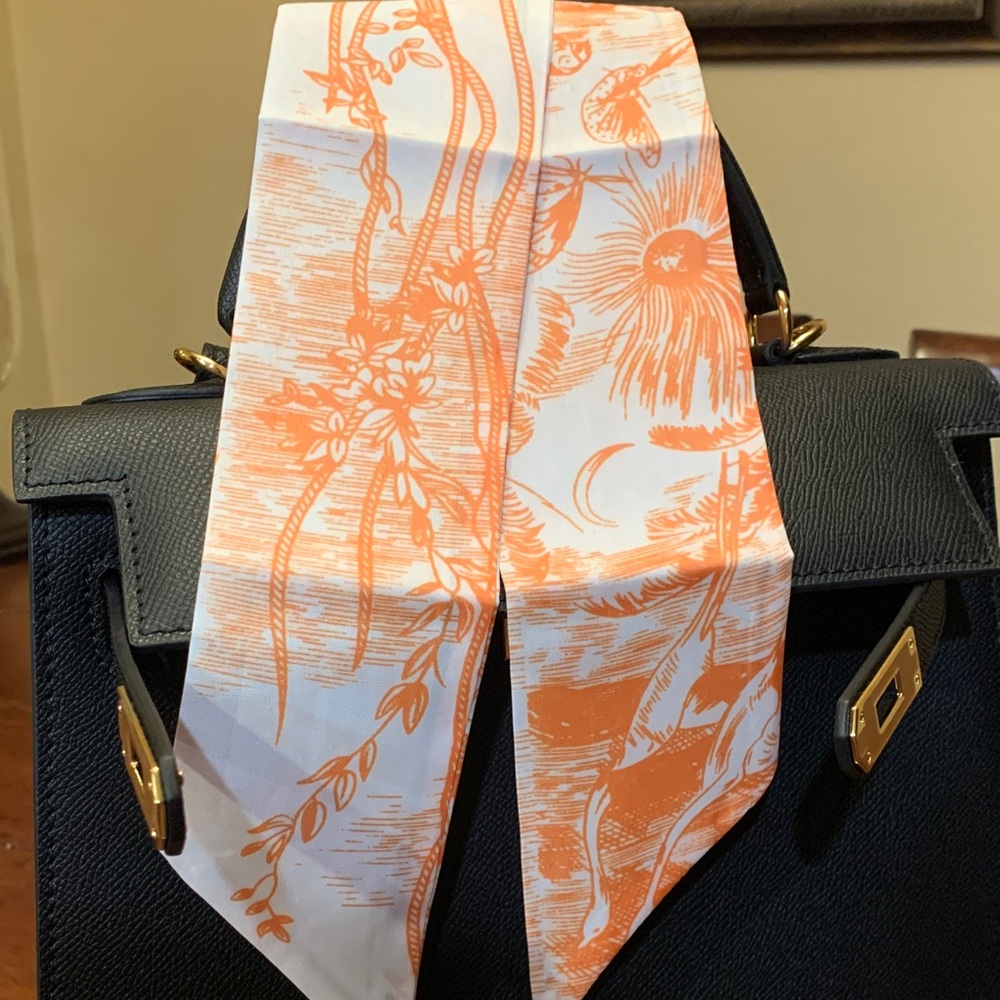 Beautiful women’s silk neck, purse , hairband scarf type. Must have!